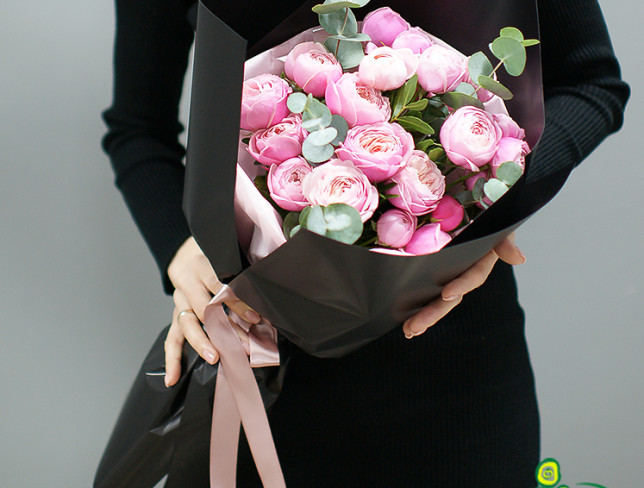 Букет из кустовой розы Silva Pink с эвкалиптом и фисташкой Фото